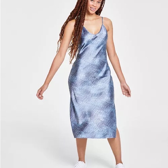 Calvin Klein Jeans Dresses & Skirts - Calvin Klein Jeans
Women's Quakes Charmeuse Bias Slip Dress